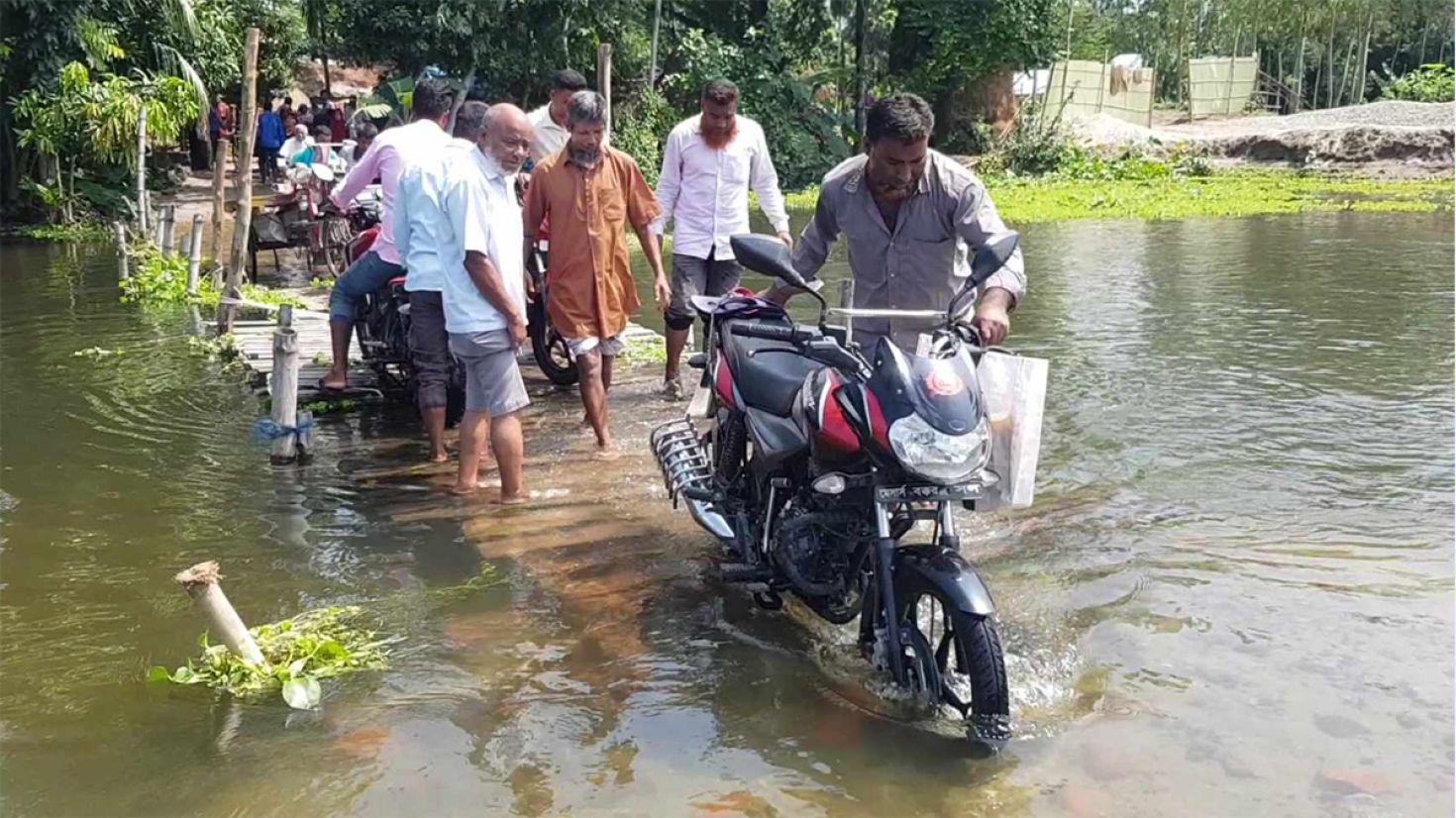 বিকল্প সড়ক পানির নিচে, ভোগান্তিতে স্থানীয়রা