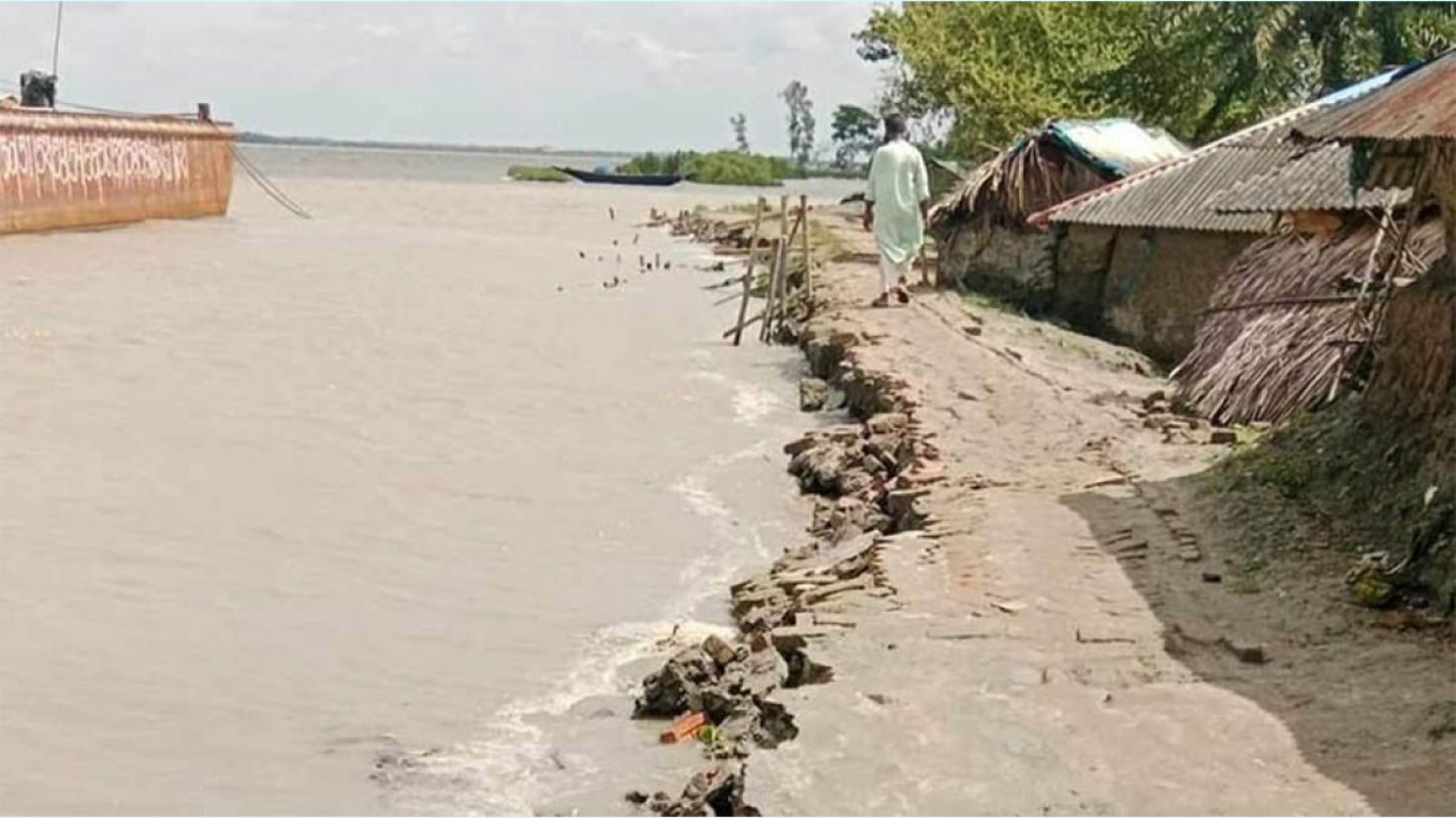 বেড়িবাঁধ ভেঙে বাড়িঘর-ফসলি জমি প্লাবিত, আতঙ্কে হাজারো মানুষ