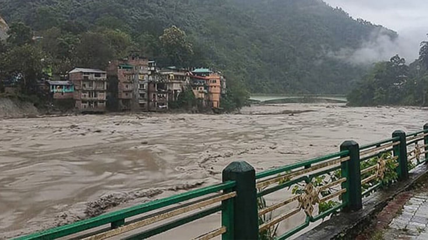 ভারতে হিমবাহ হ্রদ ধসে নিহত ১০, নিখোঁজ ৮২