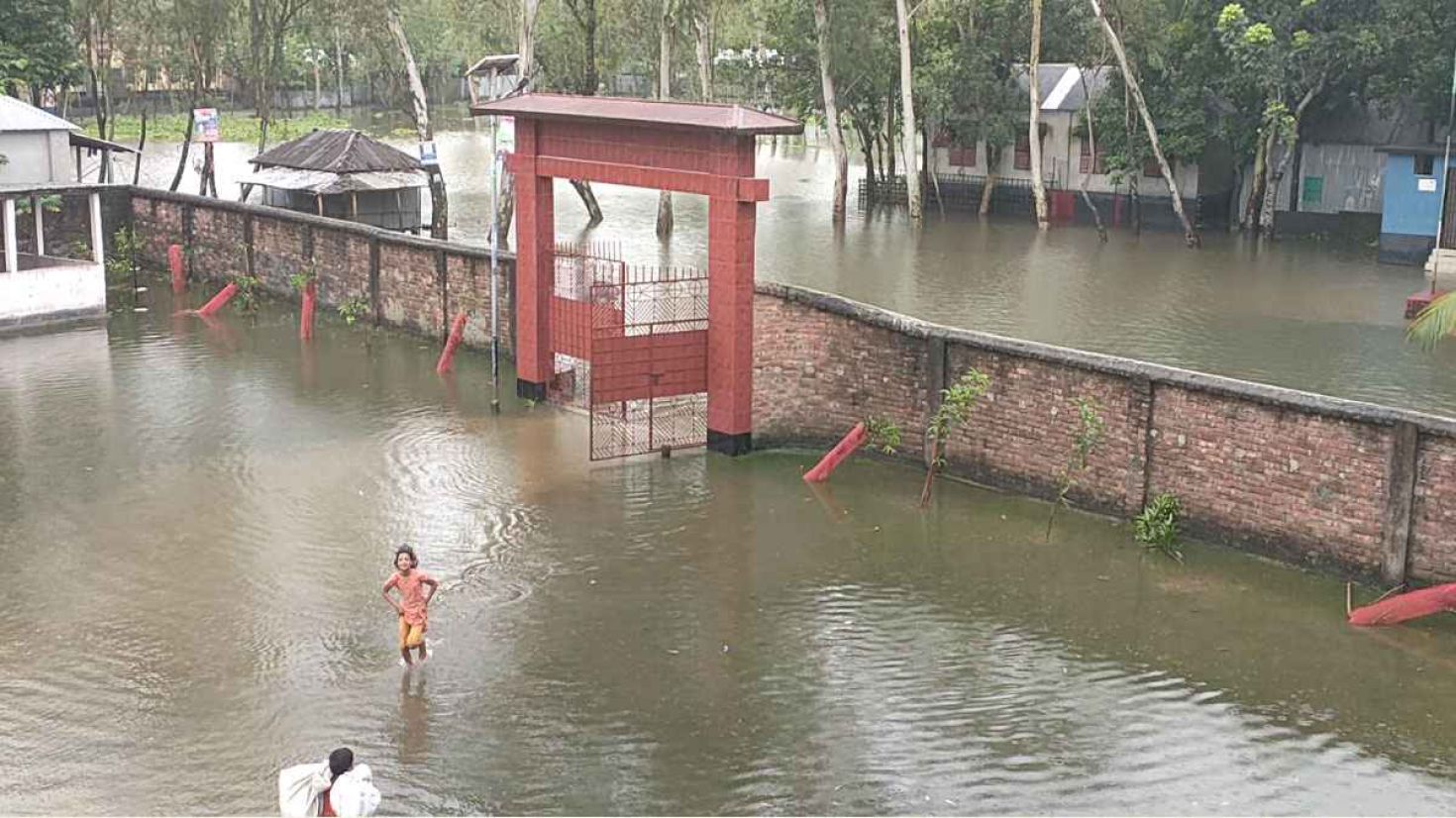 তিস্তার দুই পাড়ের নিম্নাঞ্চল প্লাবিত, দিশেহারা মানুষ