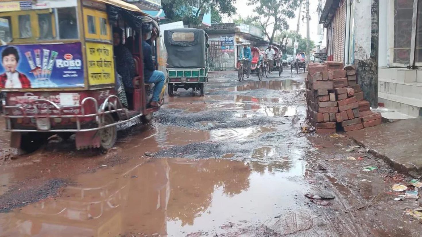 বৃষ্টি হলেই সড়কে জমে পানি, লাখো মানুষের দুর্ভোগ