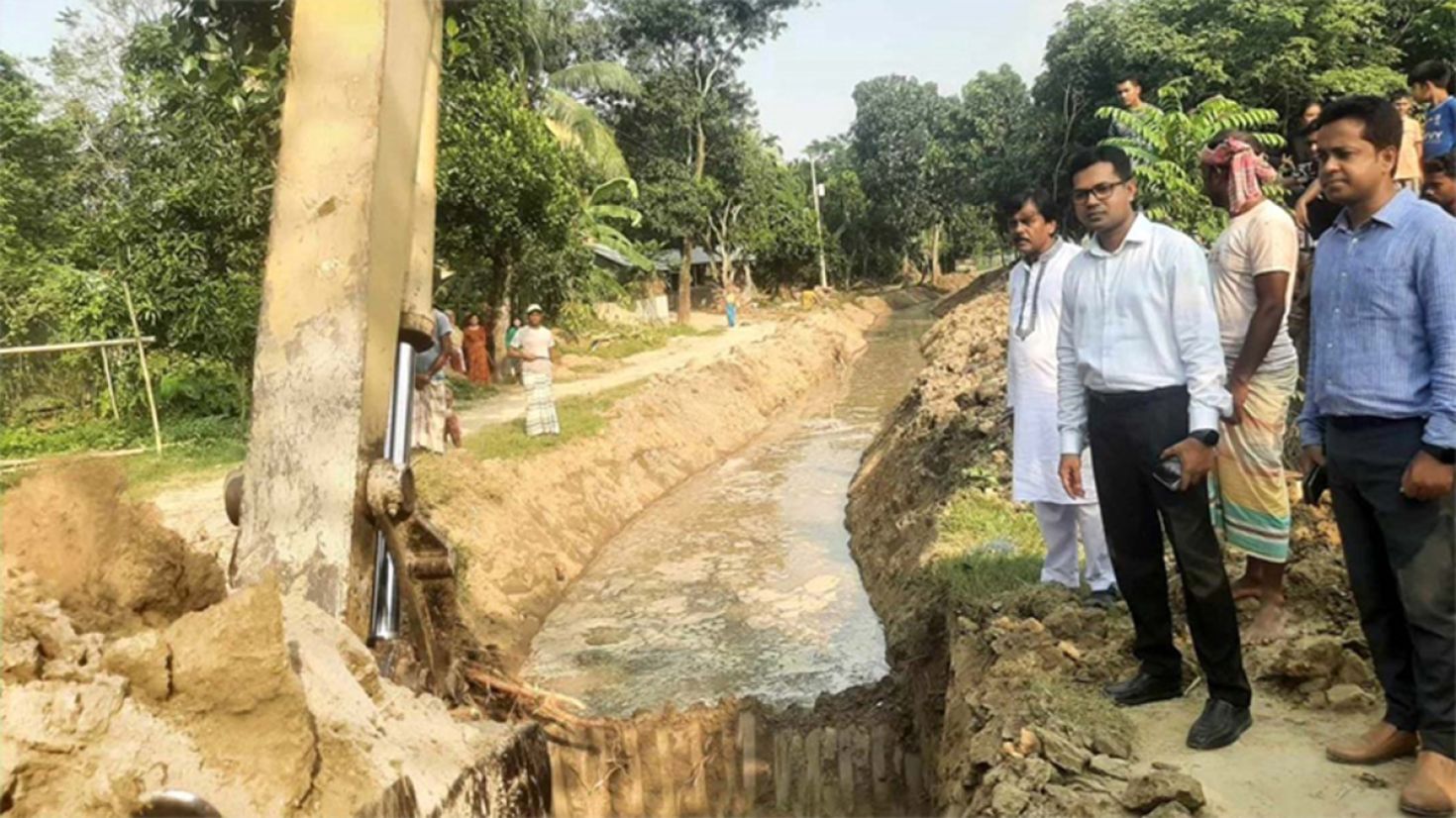 জলাবদ্ধতা থেকে রক্ষা পেল ৮০০ হেক্টর ধান