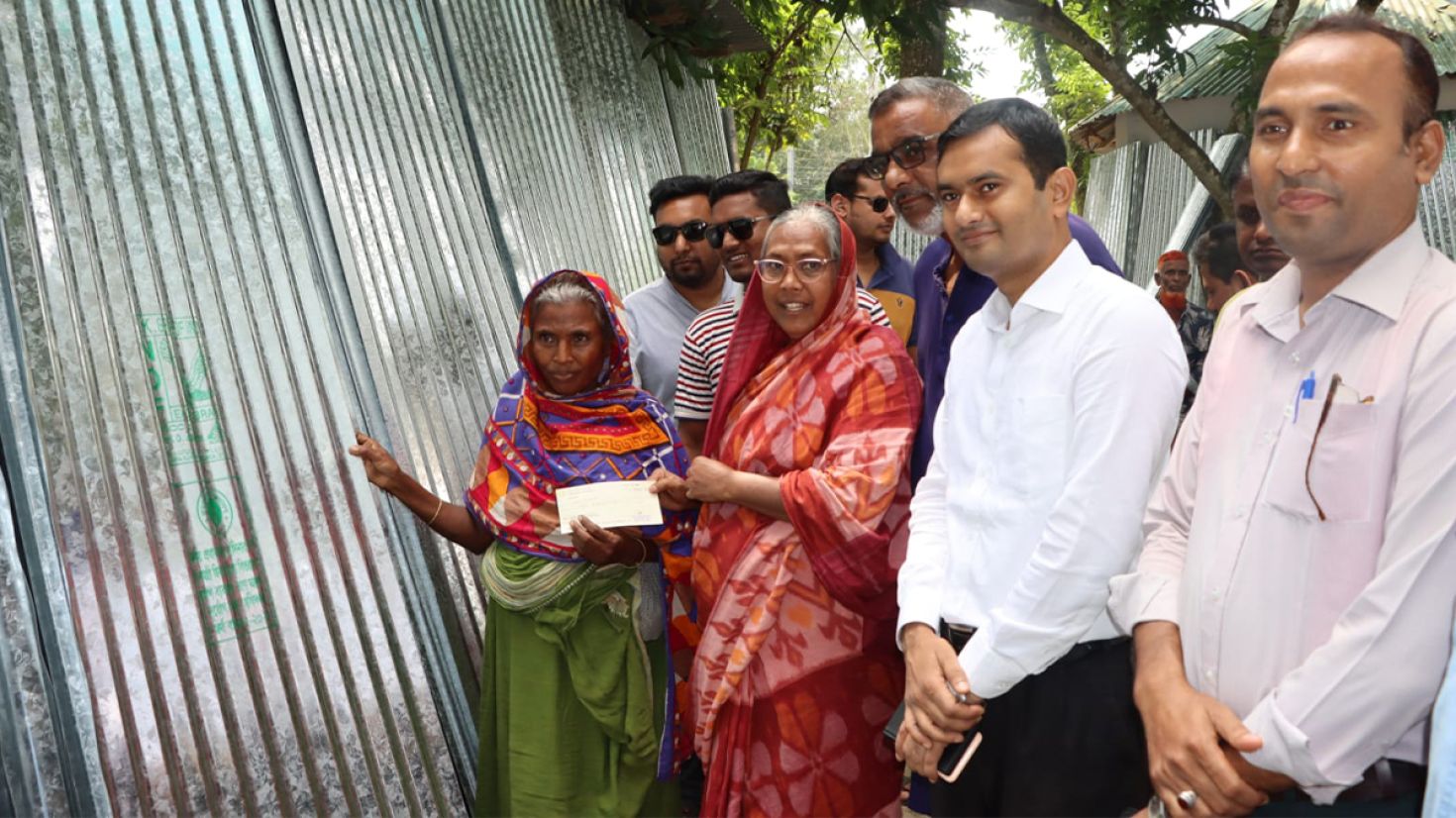 গাইবান্ধায় ঢেউটিন ও গৃহনির্মাণ বাবদ চেক বিতরণ