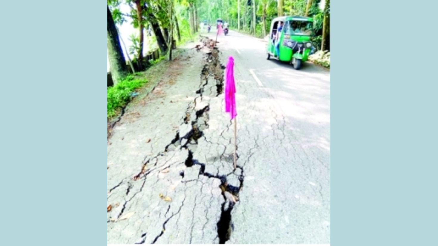 সড়কে বিশাল ফাটল, ঘটতে পারে দুর্ঘটনা