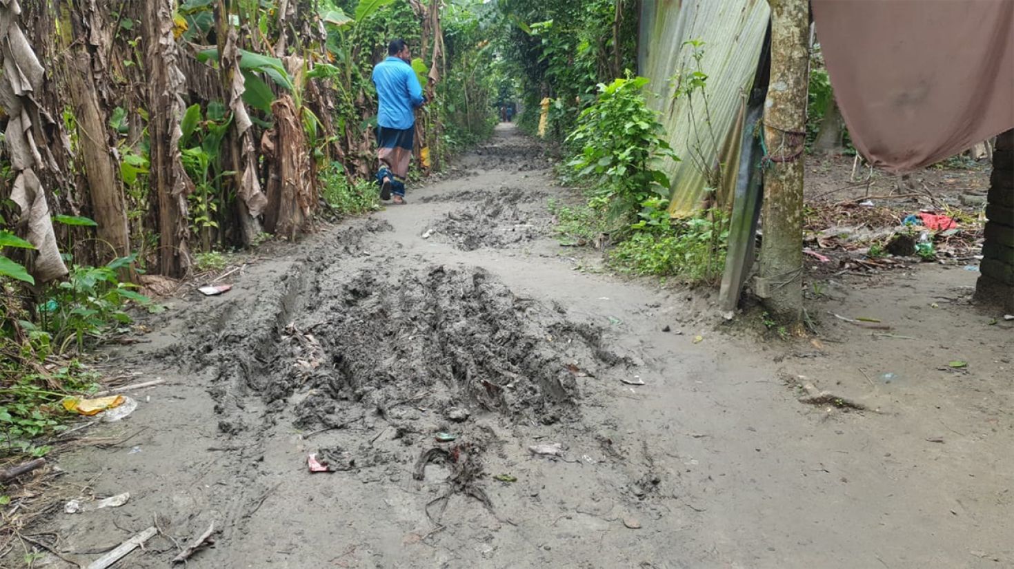 রাস্তার বেহাল দশা, হাজারো পথচারীর দুর্ভোগ