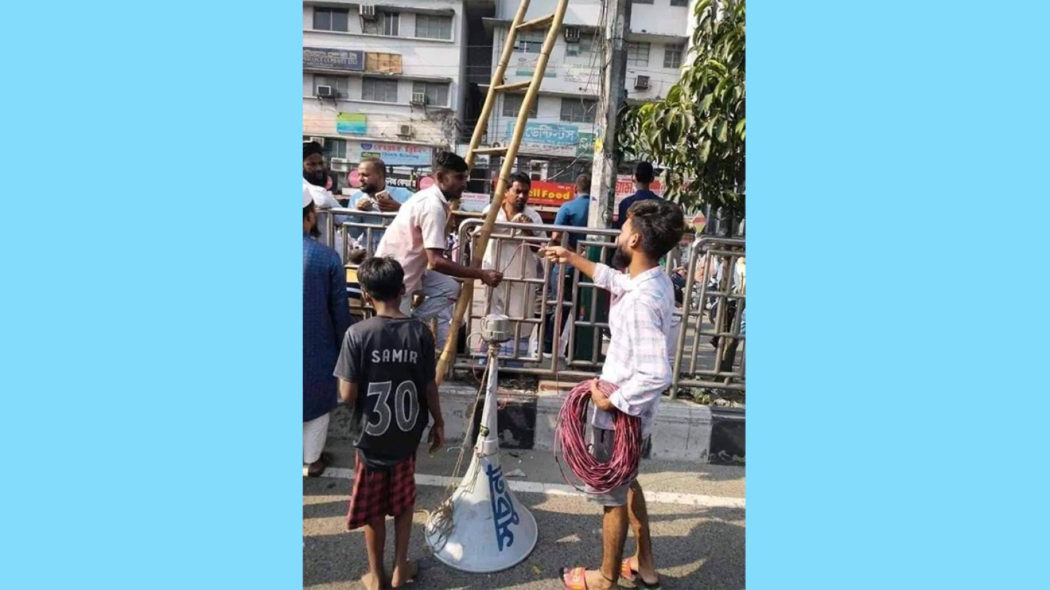 আরামবাগে অস্থায়ী মঞ্চ তৈরি করছে জামায়াত, সড়কে নেতাকর্মীরা