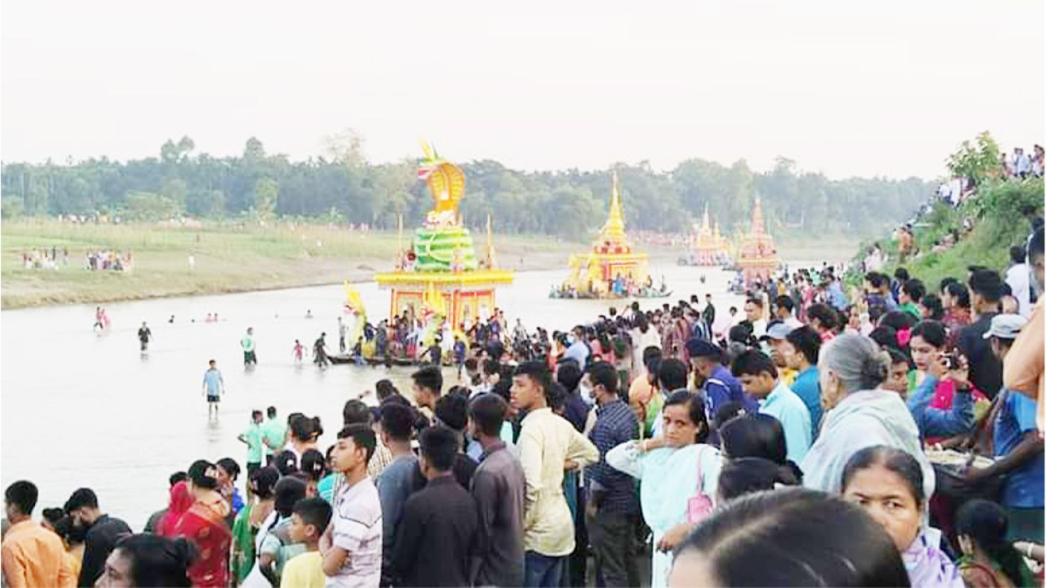 কল্পজাহাজ ভাসা উৎসবে মেতেছে হাজারো মানুষ