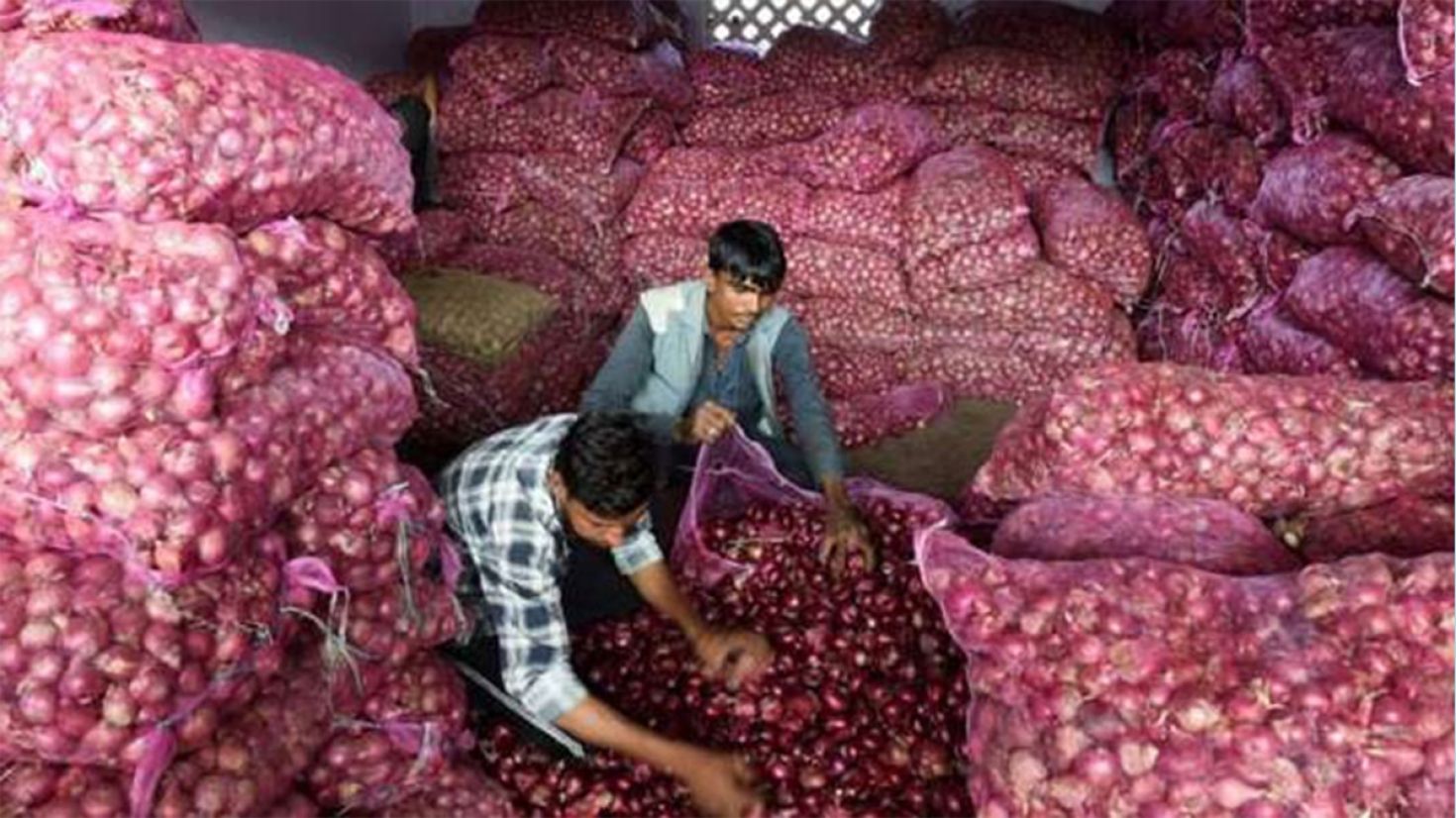 পেঁয়াজে ঠাসা আড়ত তবুও দাম লাগামহীন