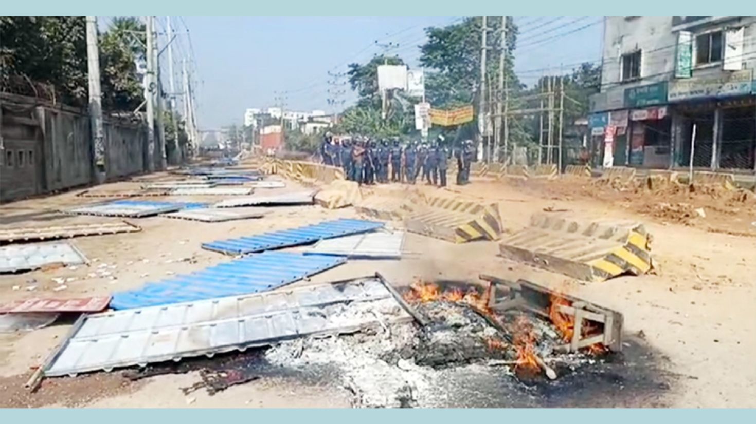 বেতন বৃদ্ধির দাবিতে আশুলিয়ায় শ্রমিক-পুলিশ সংঘর্ষ, টিয়ারশেল নিক্ষেপ