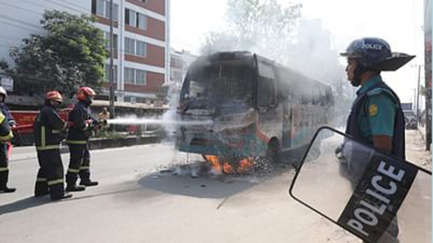 মুগদায় বাসে আগুন, বায়তুল মোকাররম গেটে গাড়ি ভাংচুর