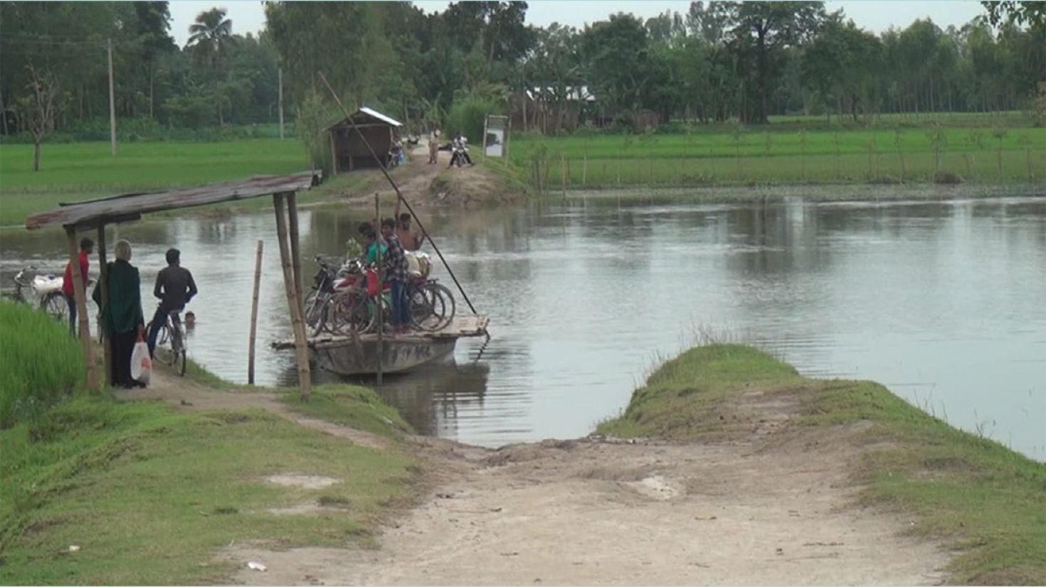 সেতুর অভাবে ভোগান্তিতে হাজারো মানুষ