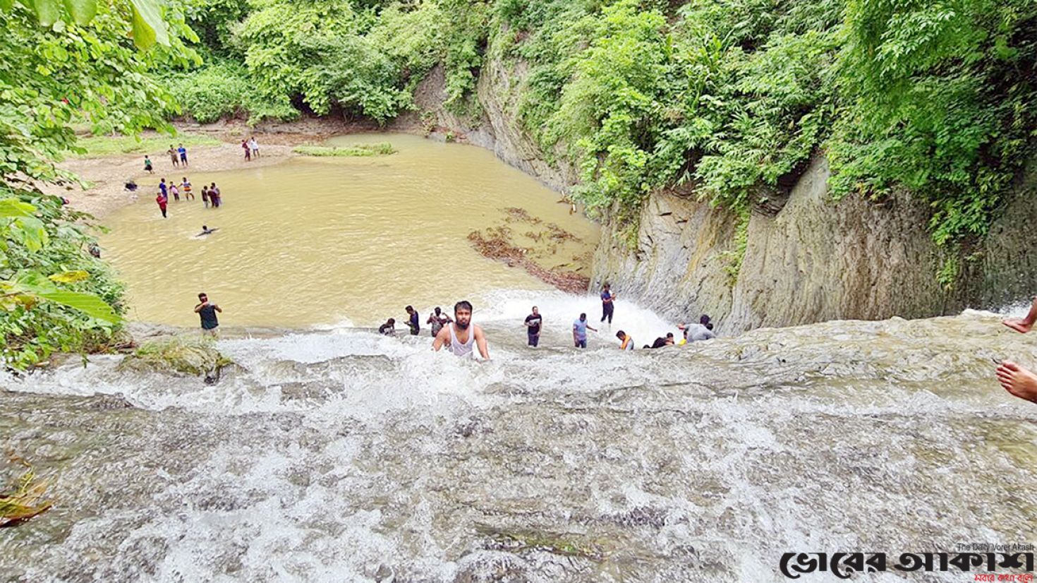 সীতাকুণ্ডে অপরূপ সৌন্দর্যের সহস্রধারা