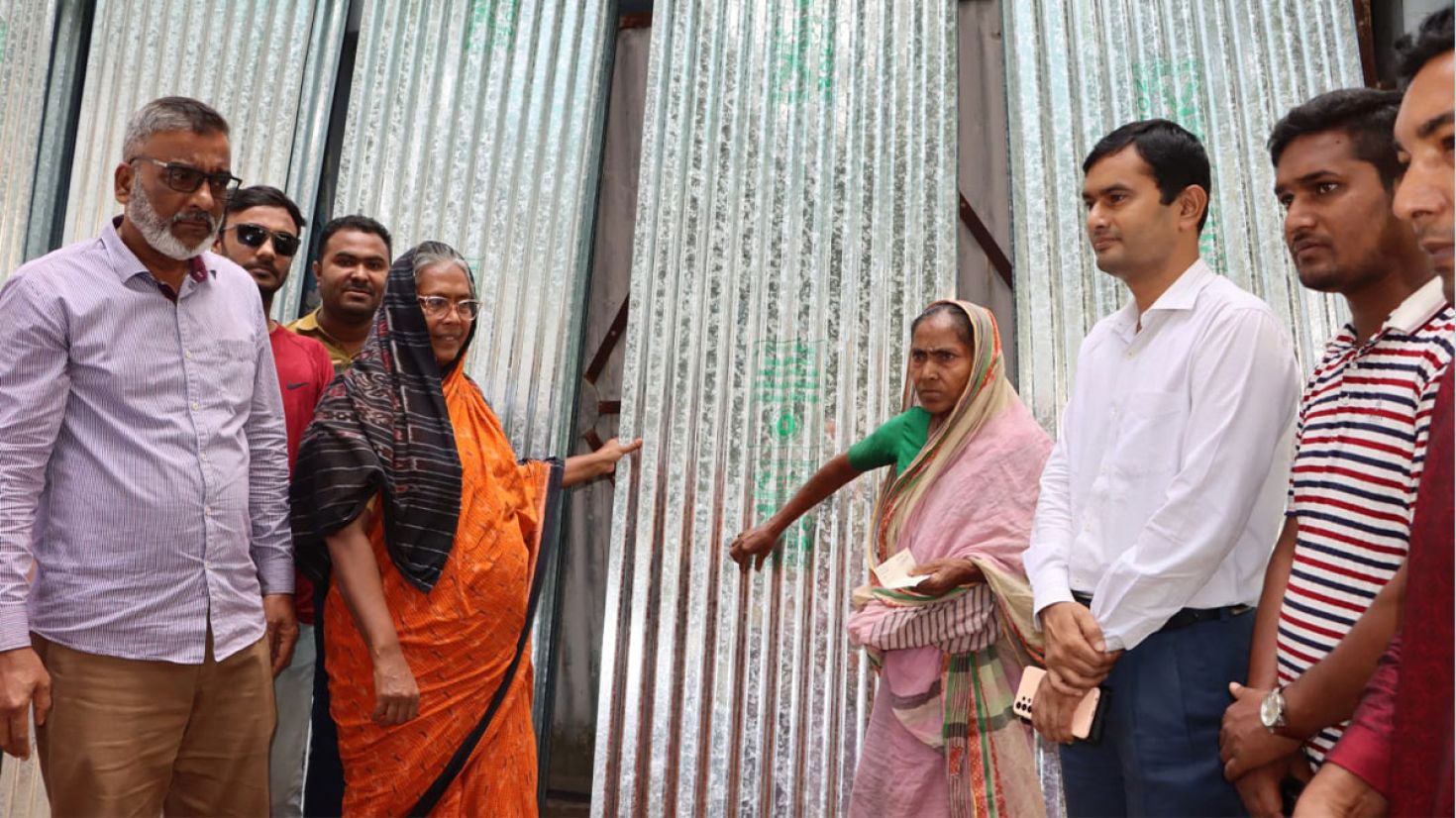 গাইবান্ধায় ঢেউটিন ও গৃহনির্মাণ বাবদ চেক বিতরণ করলেন হুইপ গিনি