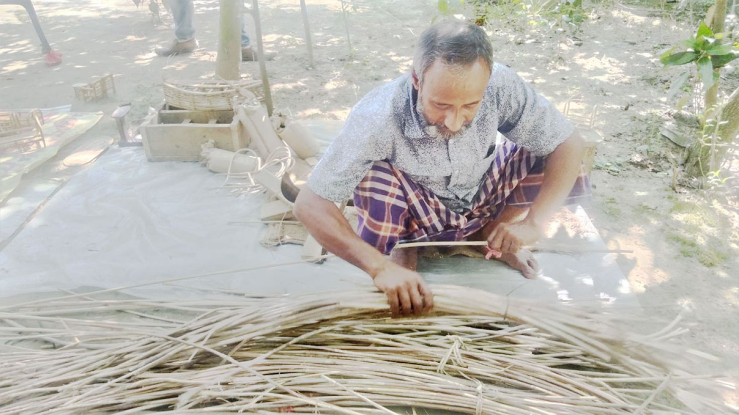 ঐতিহ্য হারাচ্ছে কুটির শিল্প, ভরসা এখন বেত