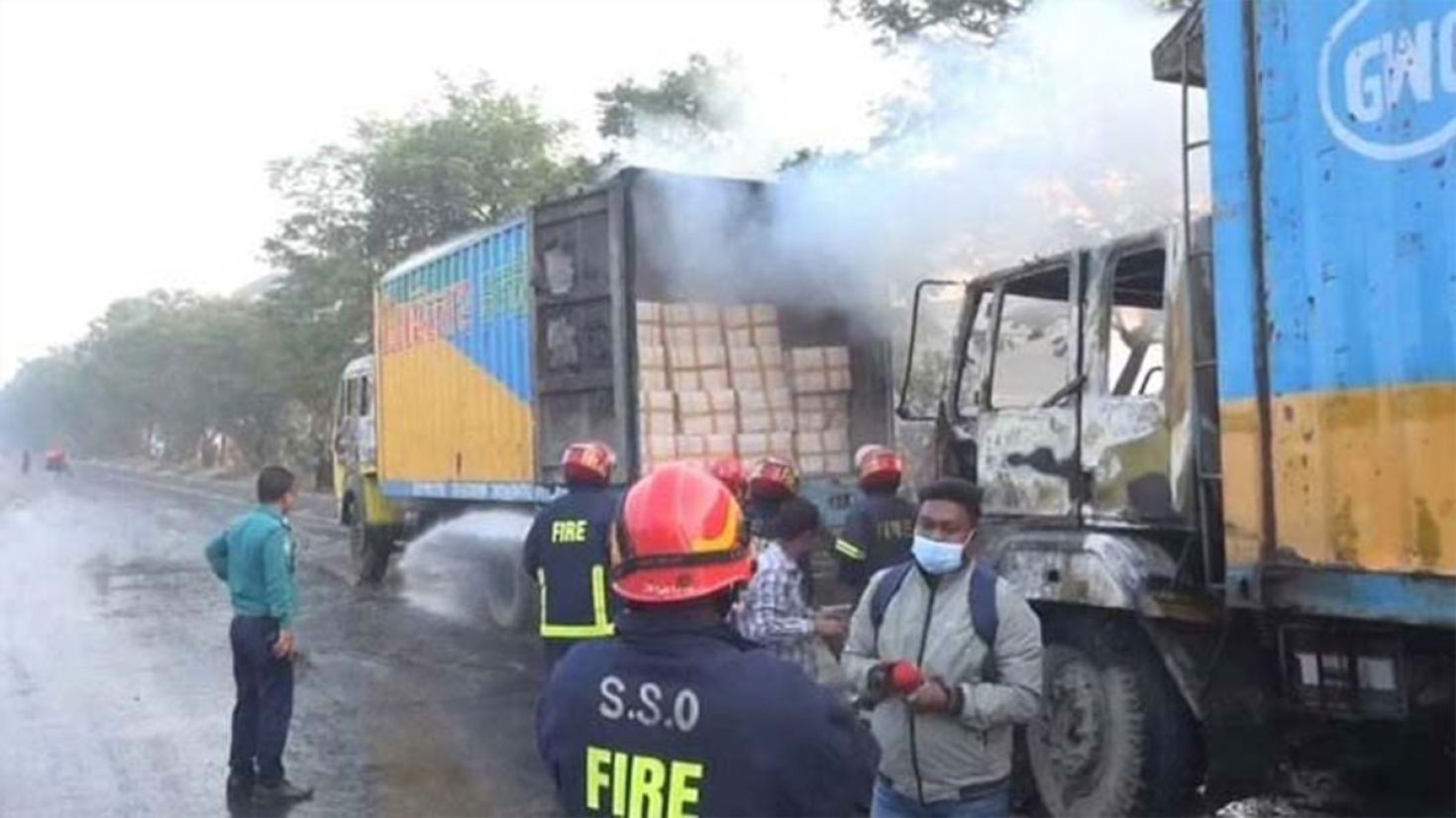 গাজীপুরে দুটি কাভার্ডভ্যানে আগুন