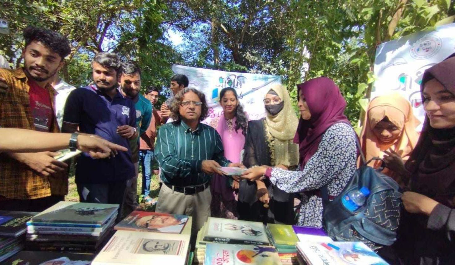 কুবিতে ১০ টাকায় বই বিতরণ কর্মসূচি