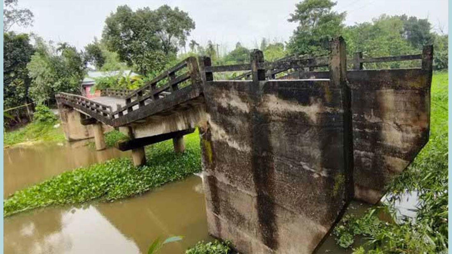 সেতু ভেঙে খালে, দুর্ভোগে পাঁচ গ্রামের বাসিন্দারা