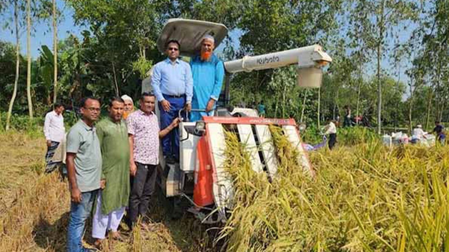 আধুনিক যান্ত্রিকীকরণে পাল্টে যাচ্ছে আদি কৃষি