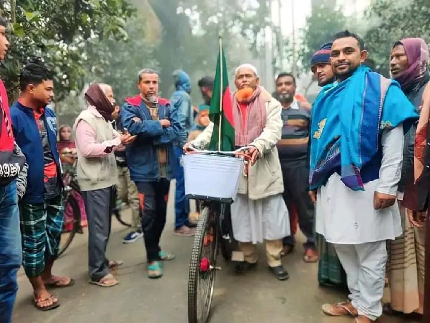 বাইসাইকেলে হজব্রত পালনের উদ্দেশ্যে আইয়ুব আলী