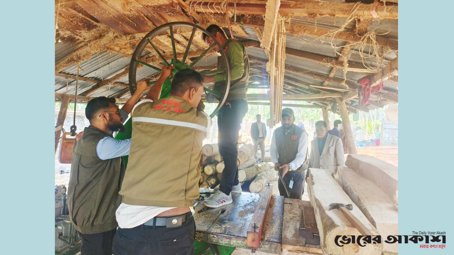 উখিয়ায় অবৈধ সমিল, ৩০ ঘনফুট কাঠ জব্দ