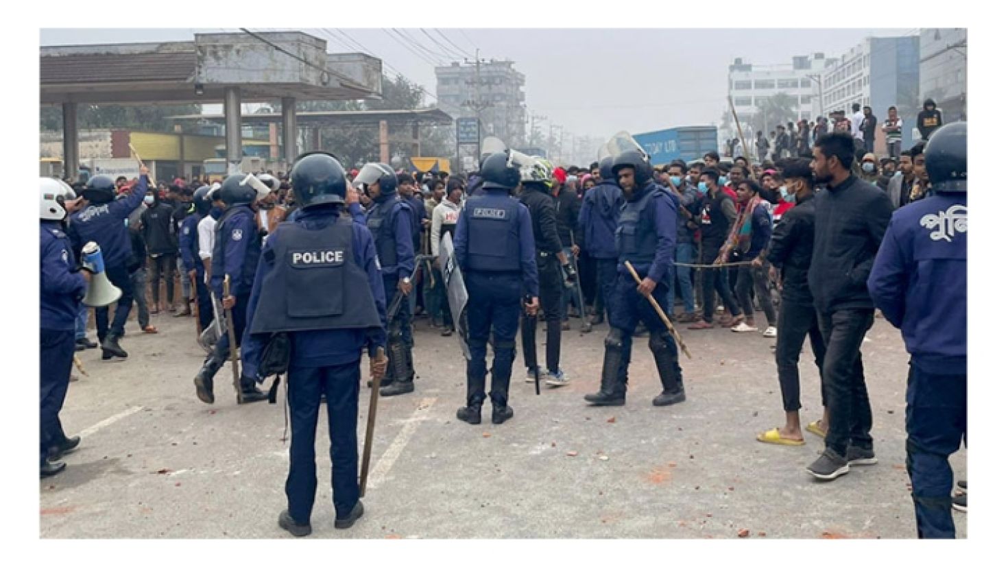 কালিয়াকৈরে শ্রমিক পুলিশ সংর্ঘষ