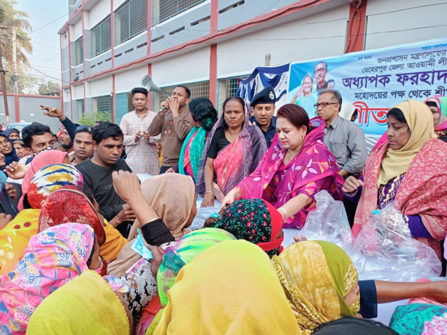 জনপ্রশাসন মন্ত্রীর পক্ষ থেকে শীতবস্ত্র বিতরণ