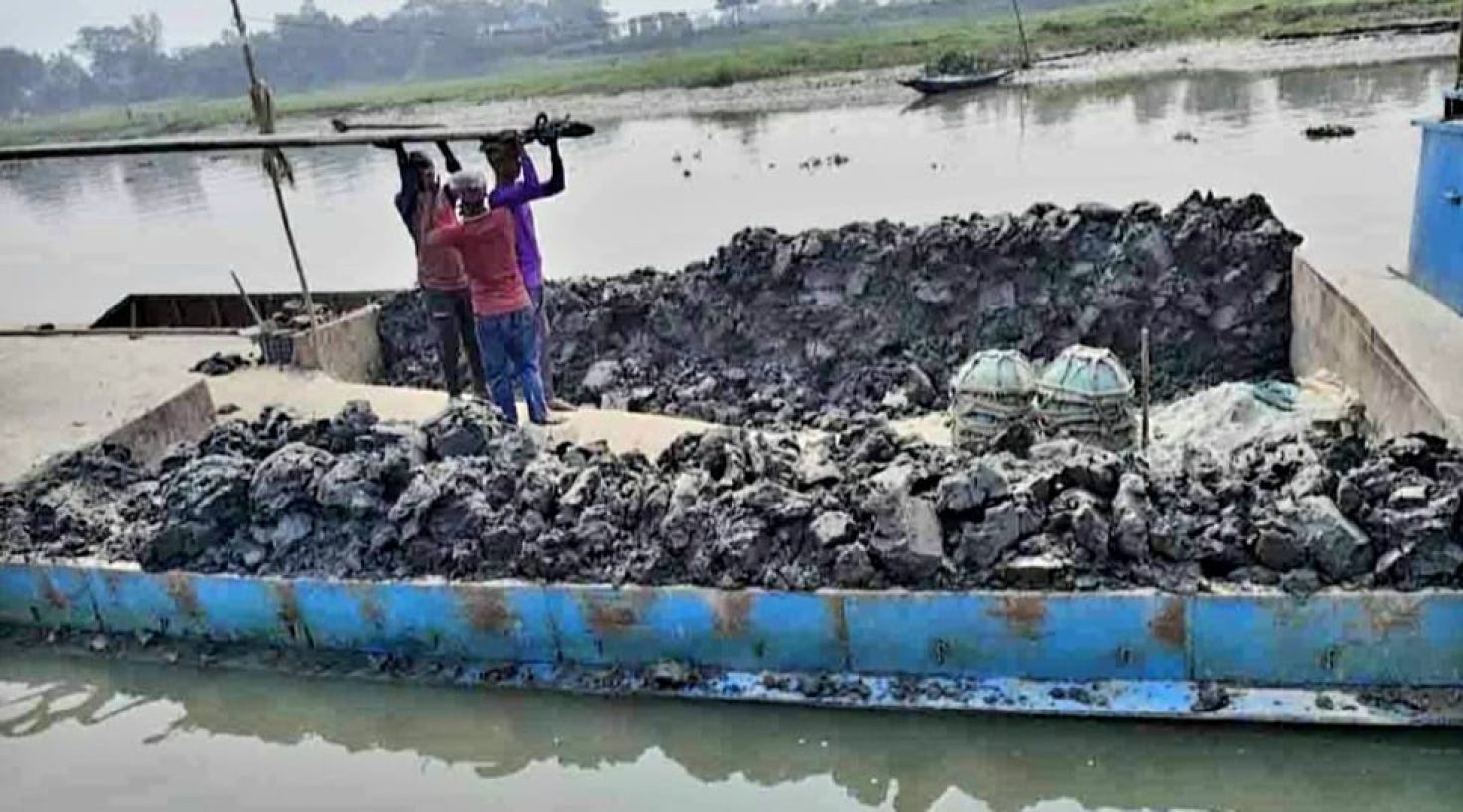 অবৈধভাবে মাটি উত্তোলনের অপরাধে জরিমানা