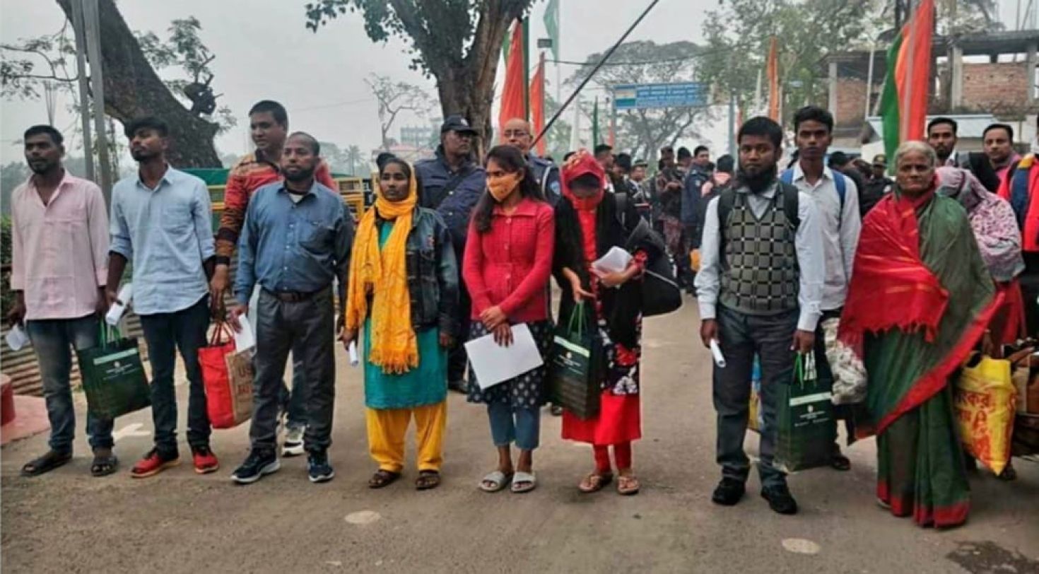 ভারত থেকে ফিরলেন দলালের খপ্পরে পড়া ১২ বাংলাদেশি