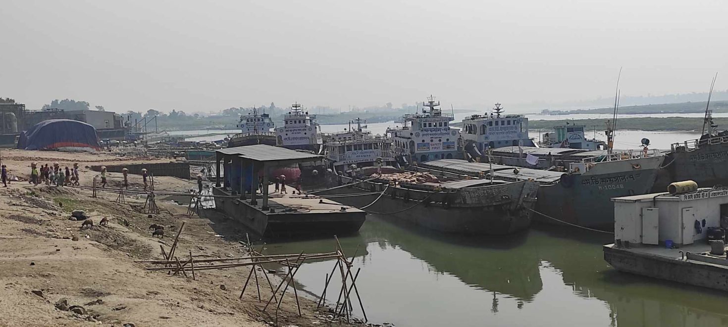 নাব্য সংকটে ভিড়ছে না বড় জাহাজ, বাড়ছে বাড়তি খরচ