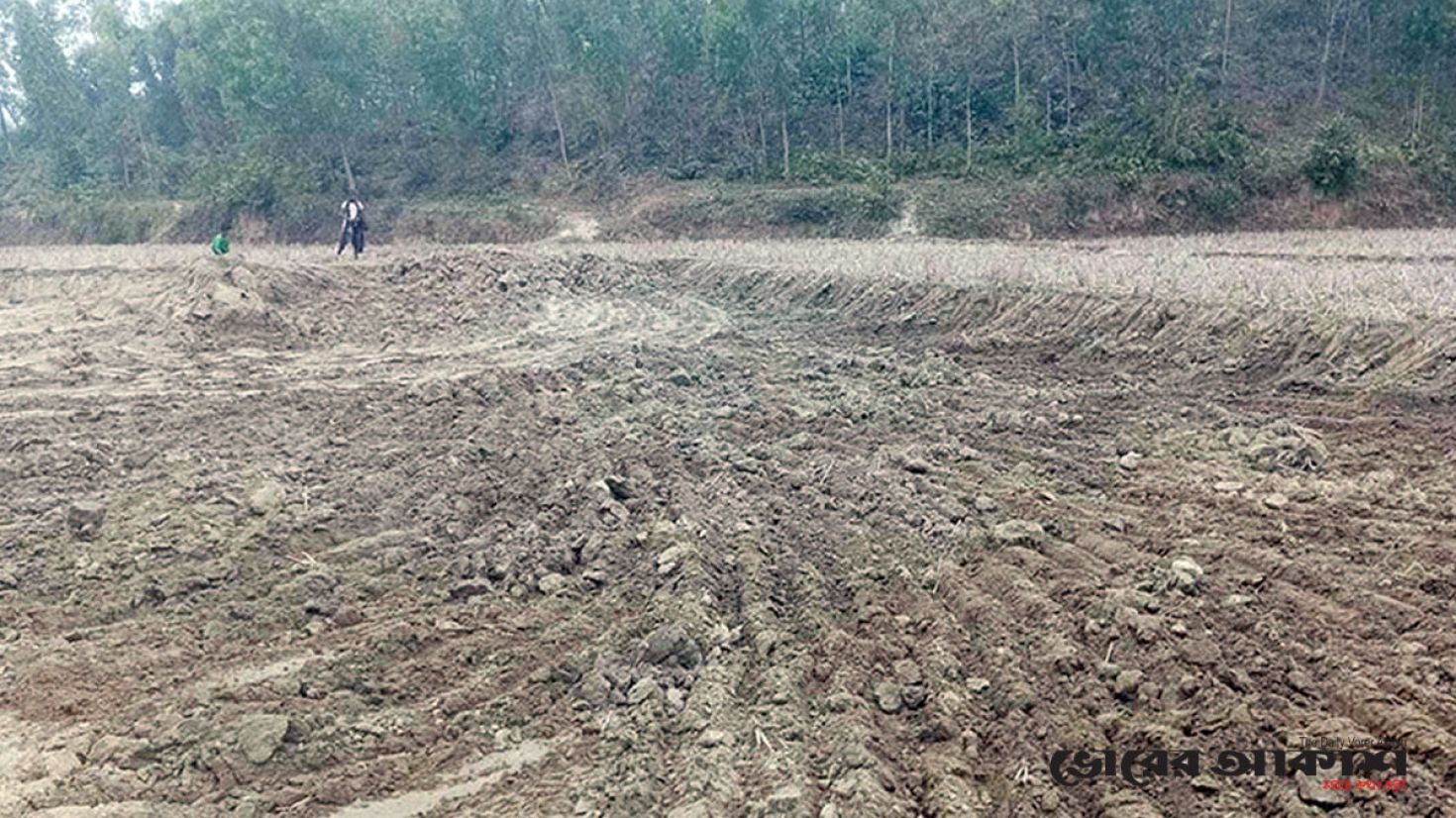 কৌশল বদলে কাটা হচ্ছে কৃষিজমি ও পাহাড়ের মাটি