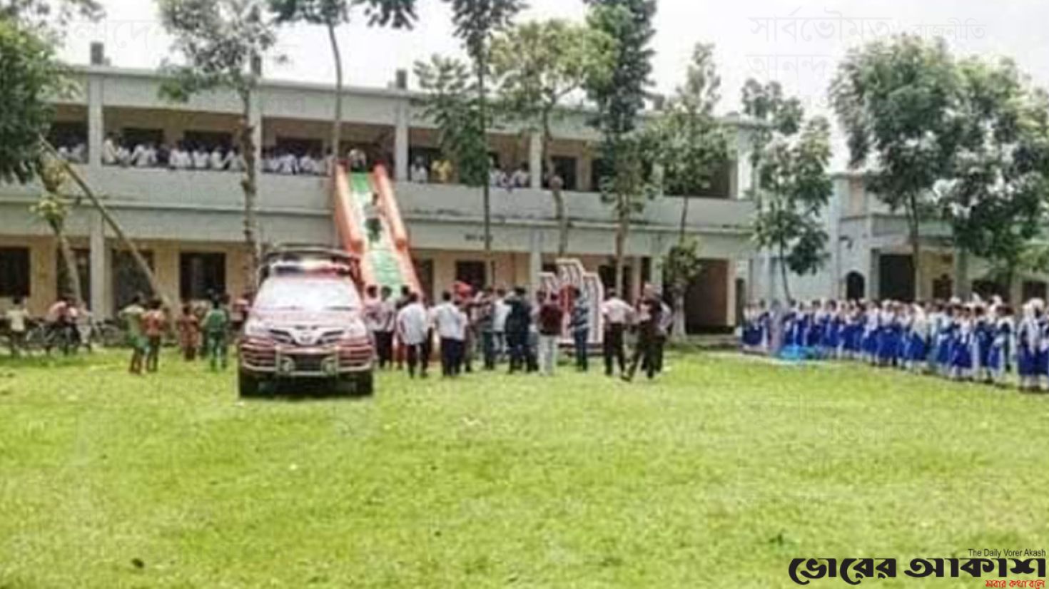 হিজাব না পরায় ৯ ছাত্রীর চুল কেটে দিলেন শিক্ষিকা!