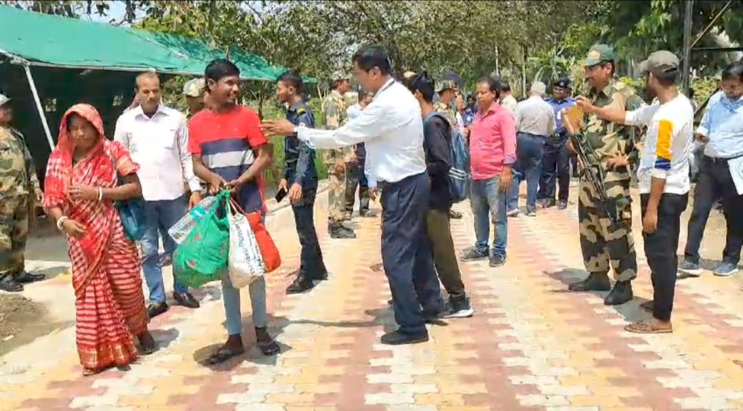 পতাকা বৈঠকের মাধ্যমে নিজ দেশে ফিরলো ভারতীয় মা-ছেলে