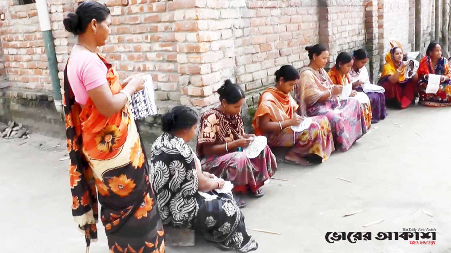 টুপি তৈরীতে স্বচ্ছল কাউনিয়ার নারীরা