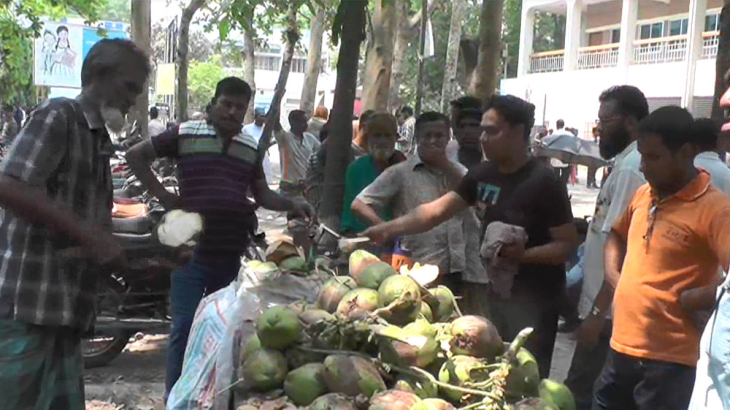 তীব্র দাবদাহে খেটে খাওয়া মানুষের দুর্ভোগ