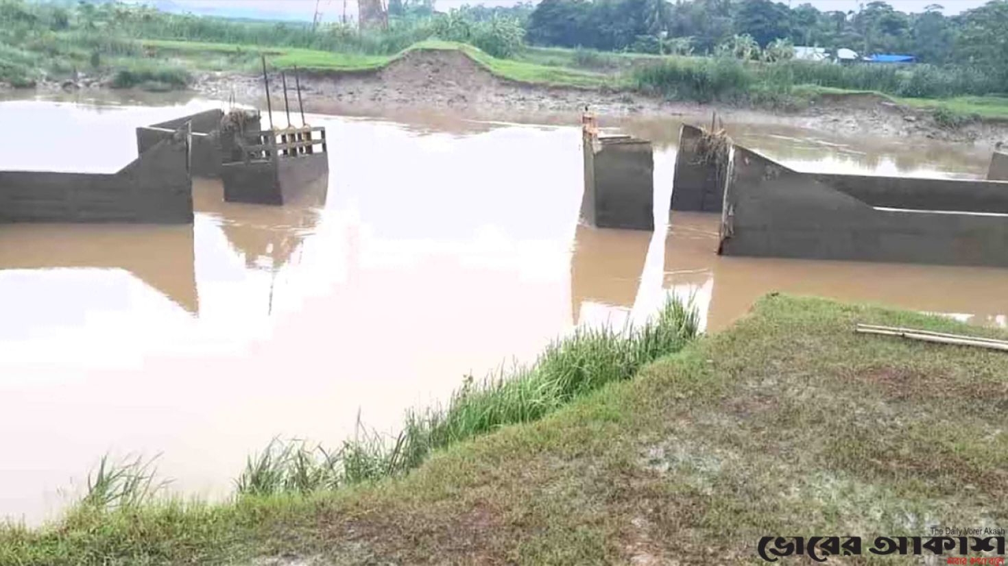 দক্ষিণ বাকখাইন নোয়ারাস্তা কান্দুরিয়া খালের ওপর নিমিত স্লুইসগেট