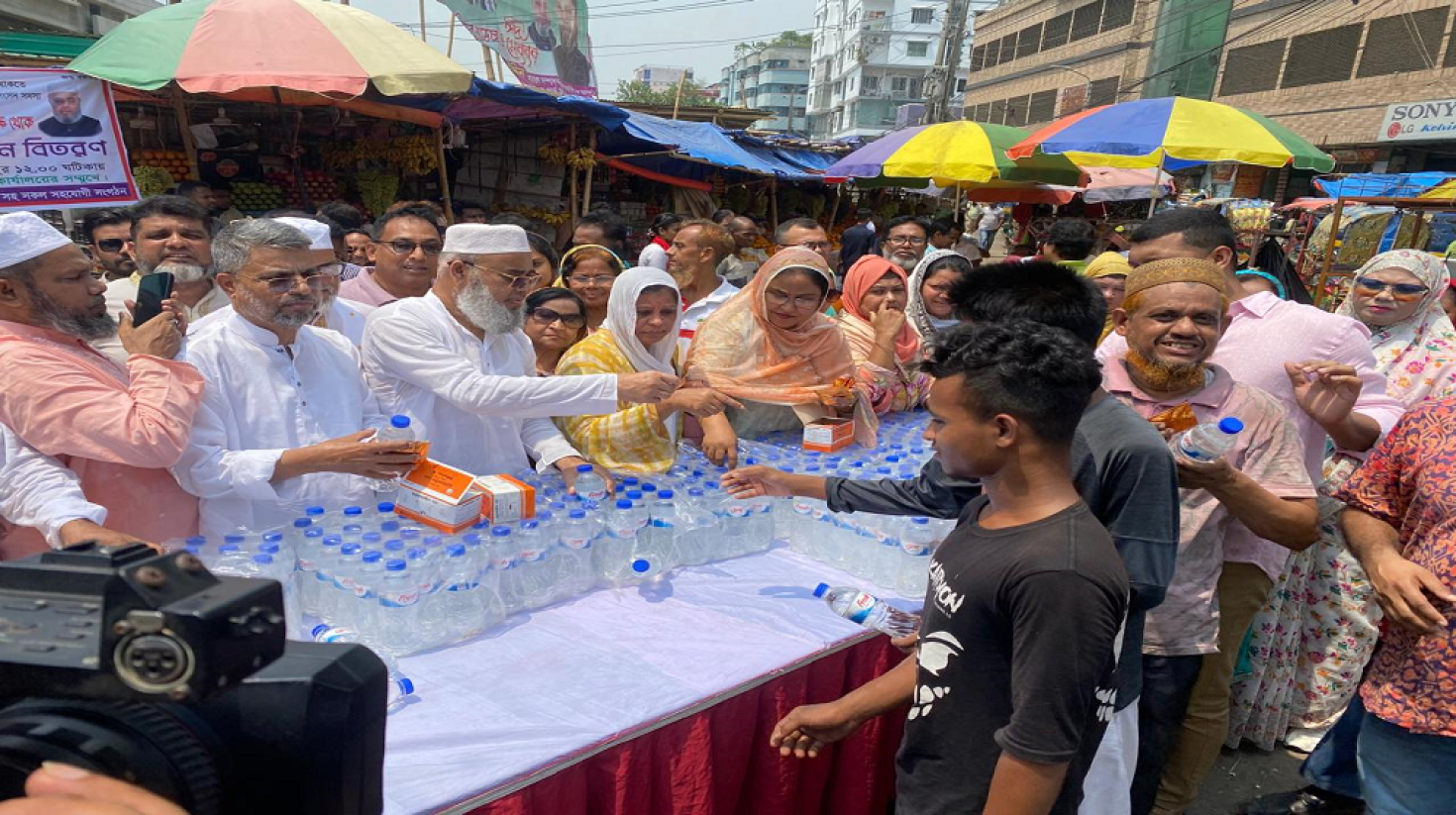 
চলমান তীব্র তাপদাহে জনগনের মাঝে সুপেয় পানি ও খাবার স্যালাইন বিতরণ

