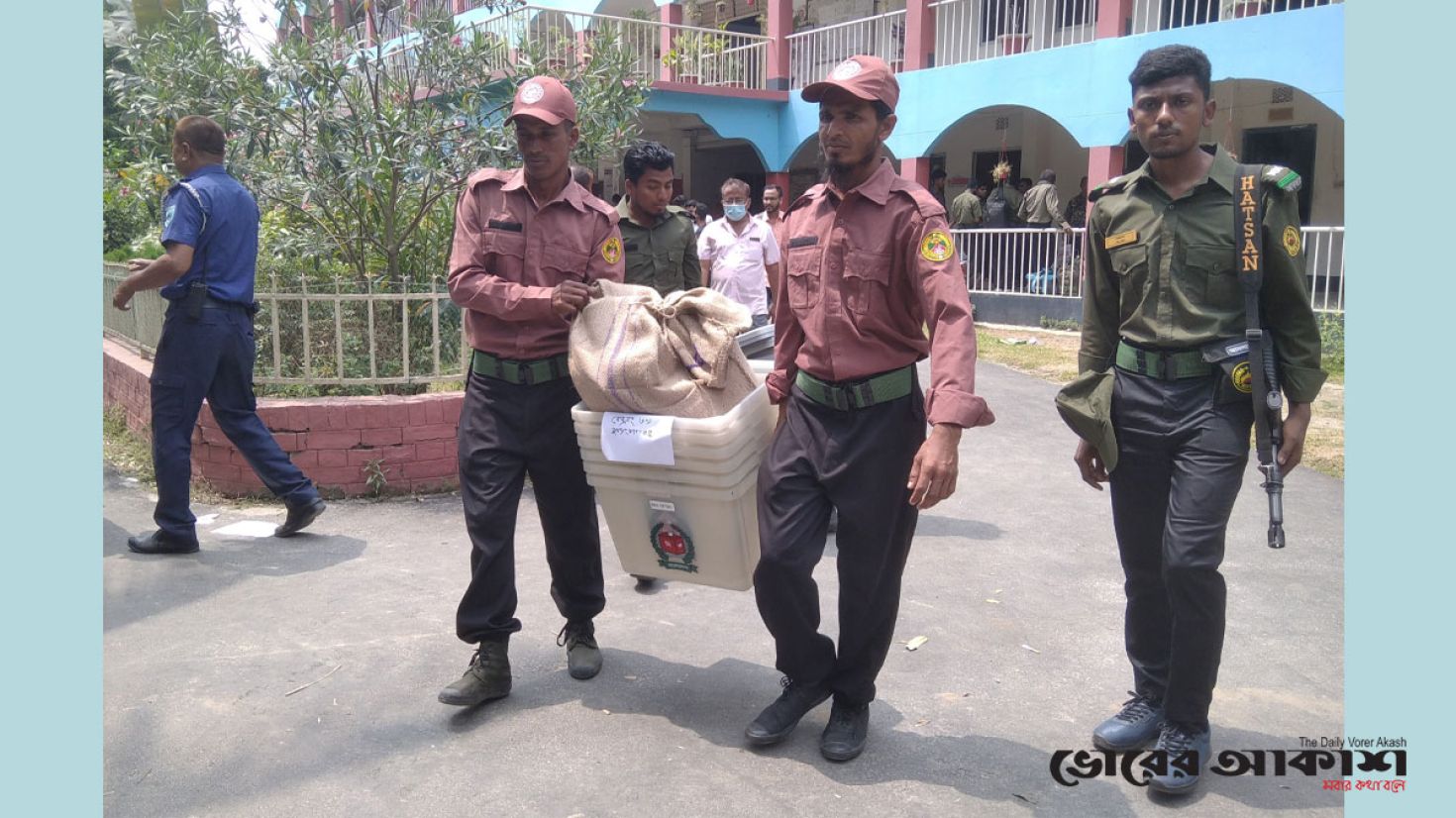 গাইবান্ধার ২ উপজেলার ভোটকেন্দ্রে যাচ্ছে নির্বাচনী সরঞ্জাম