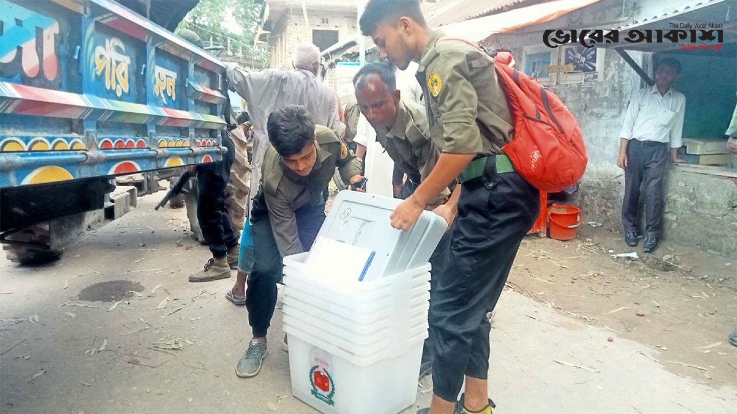 গাইবান্ধার দুই উপজেলার ভোটকেন্দ্রে যাচ্ছে নির্বাচনী সরঞ্জাম