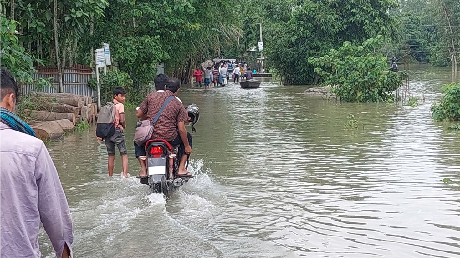 বন্যার পানিতে ভেসে গেছে নবনির্মিত সড়ক