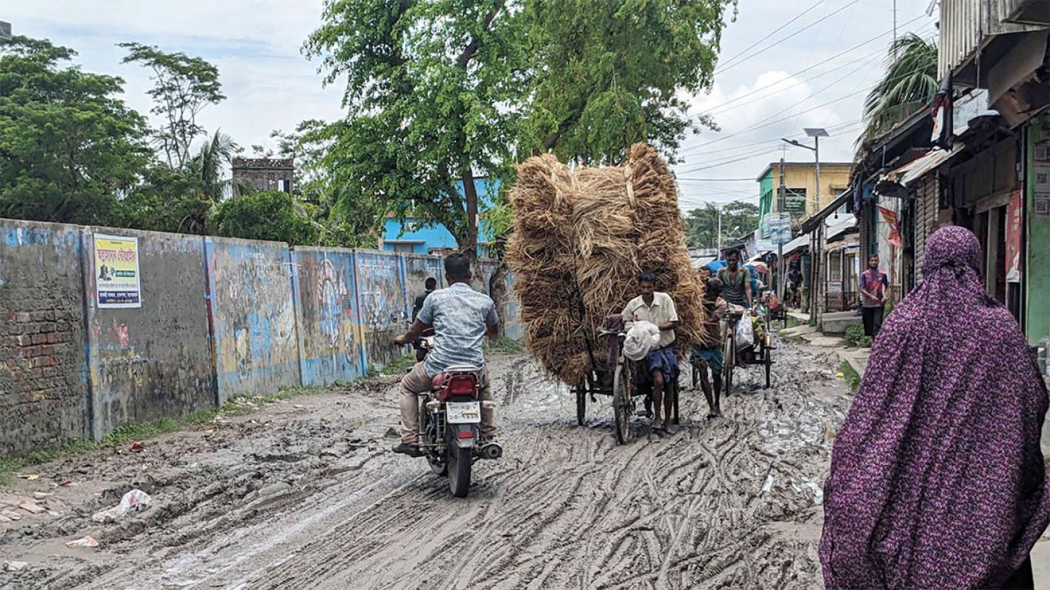 সড়কের বেহাল দশা, প্রতিনিয়ত ঘটছে দুর্ঘটনা