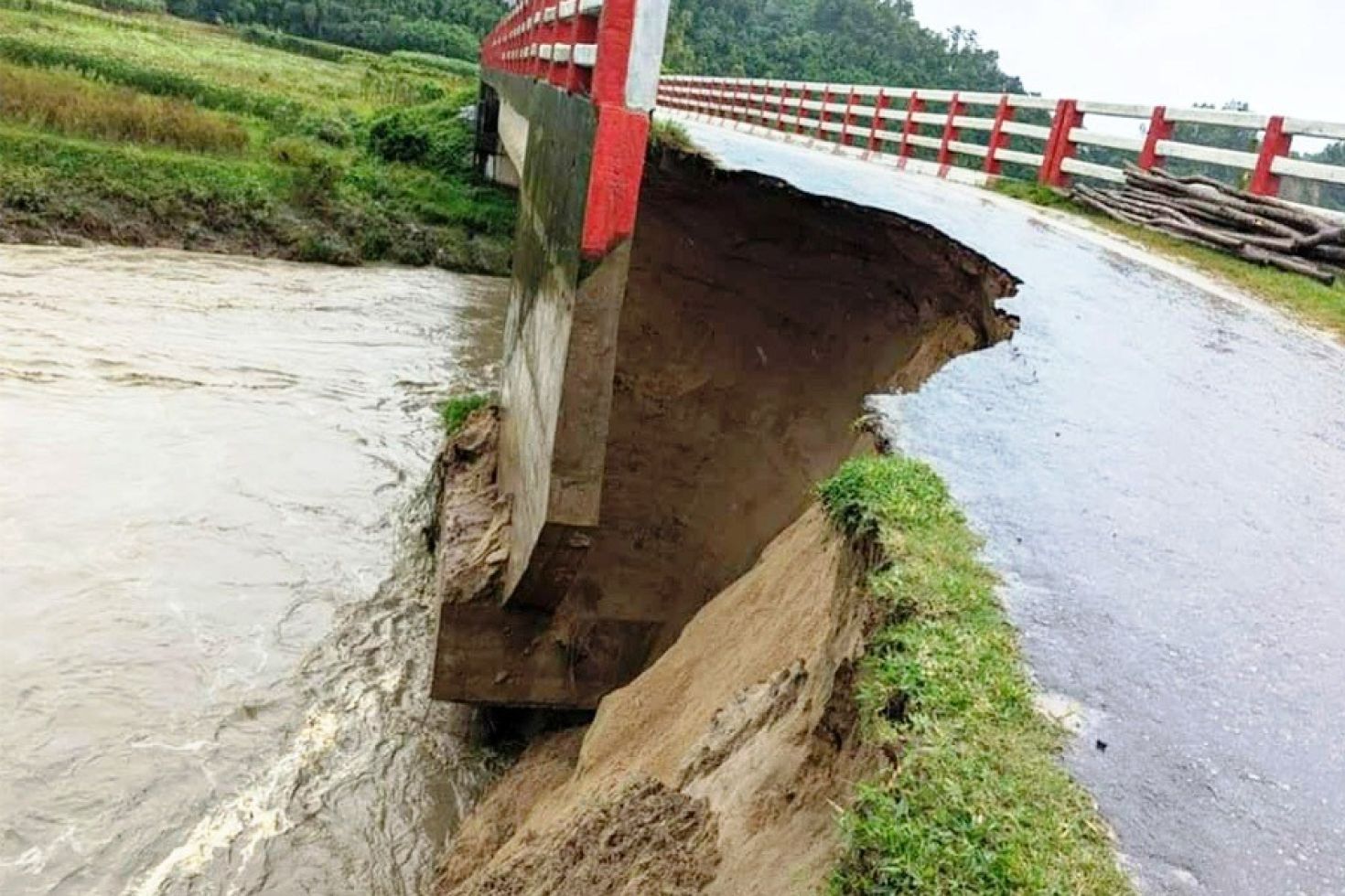 অতিবৃষ্টিতে ভাঙনের কবলে সেতু