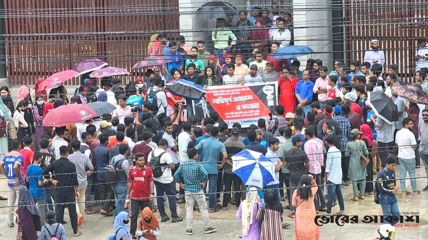 রংপুরে শিক্ষার্থীদের আন্দোলনে যোগ দিলেন শিক্ষক-অভিভাবকরা