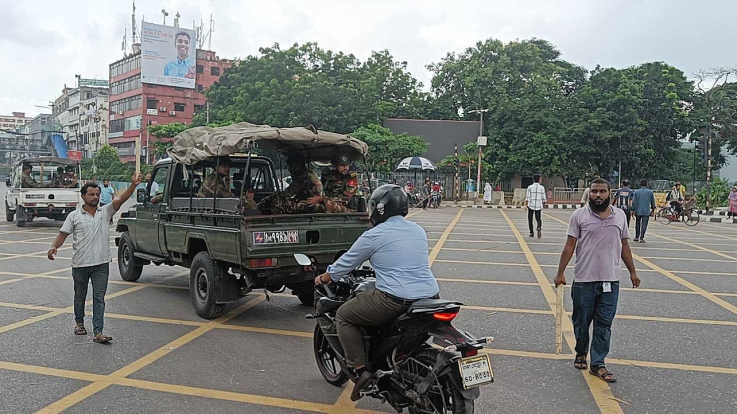 রাস্তায় নেই ট্রাফিক পুলিশ, সিগন্যালে শিক্ষার্থীরা