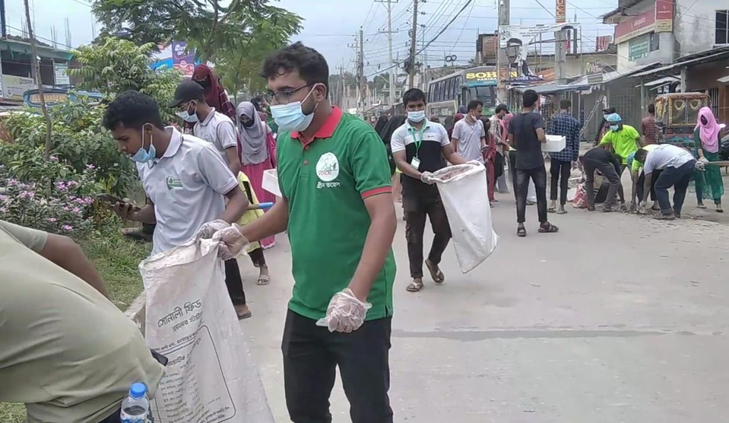 সড়কের পরিচ্ছন্নতা রক্ষায় কাজ করছে ছাত্র-জনতা