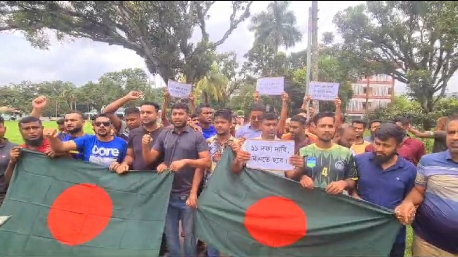 ১১ দফা দাবিতে পঞ্চম দিনের কর্মবিরতিতে পুলিশ সদস্যদের বিক্ষোভ