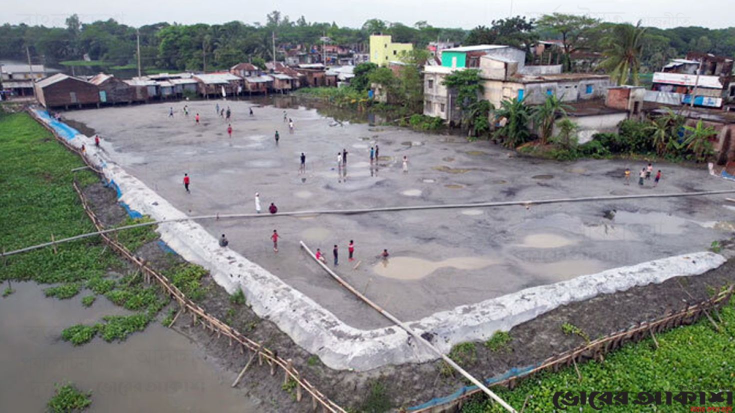 পটুয়াখালীতে দূর্যোগ ও ত্রাণ মন্ত্রণালয়ের টাকায়
নদী ভরাট !