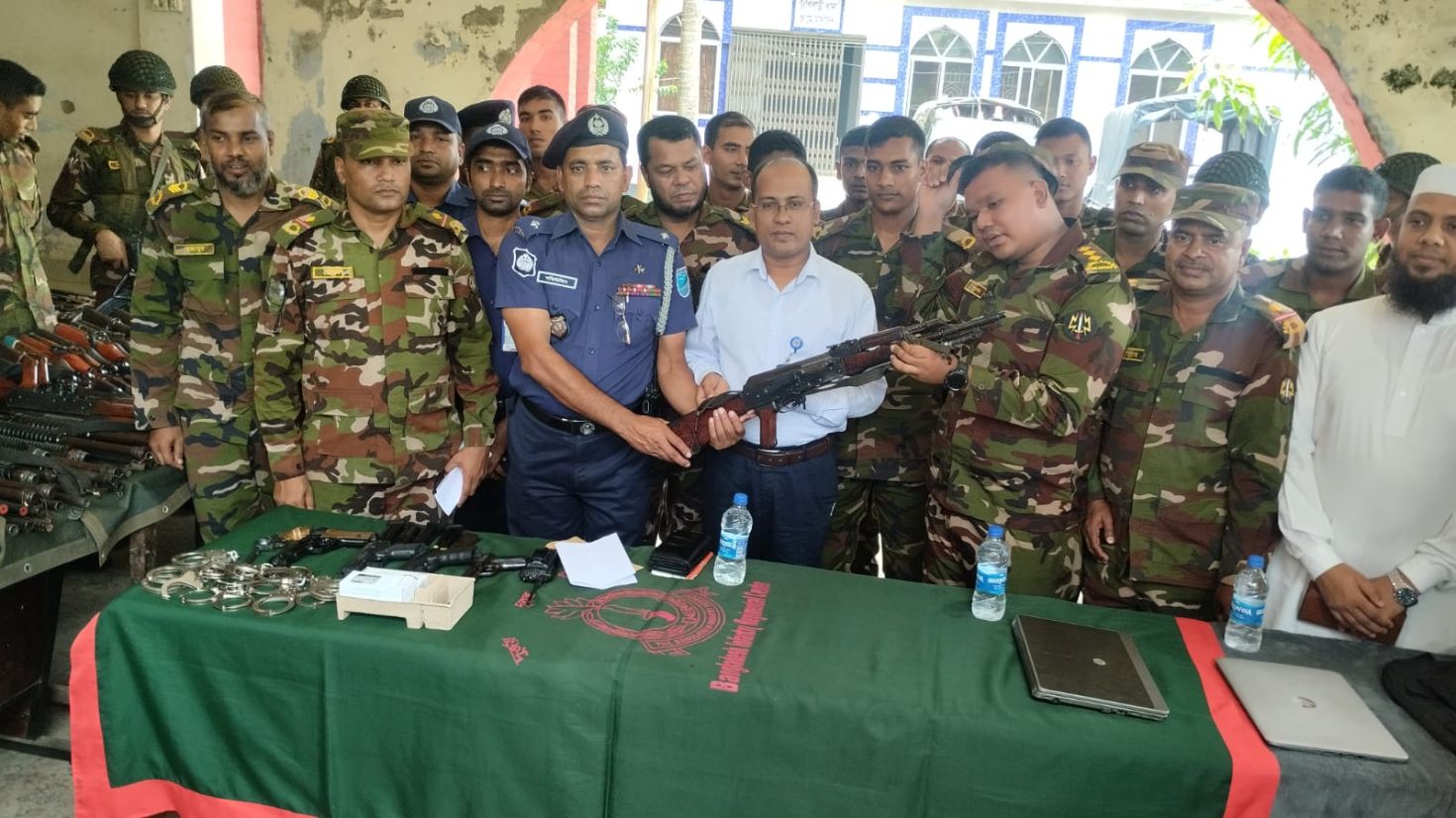 টঙ্গীবাড়ীতে অস্ত্র উদ্ধারের পর পুলিশের কাছে হস্তান্তর করেছে সেনাবাহিনী