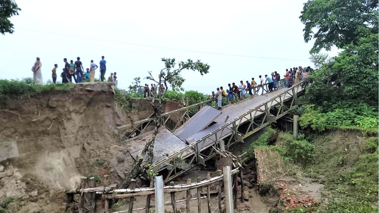 ভারি বর্ষণে ভেঙে গেছে বেইলি ব্রিজ