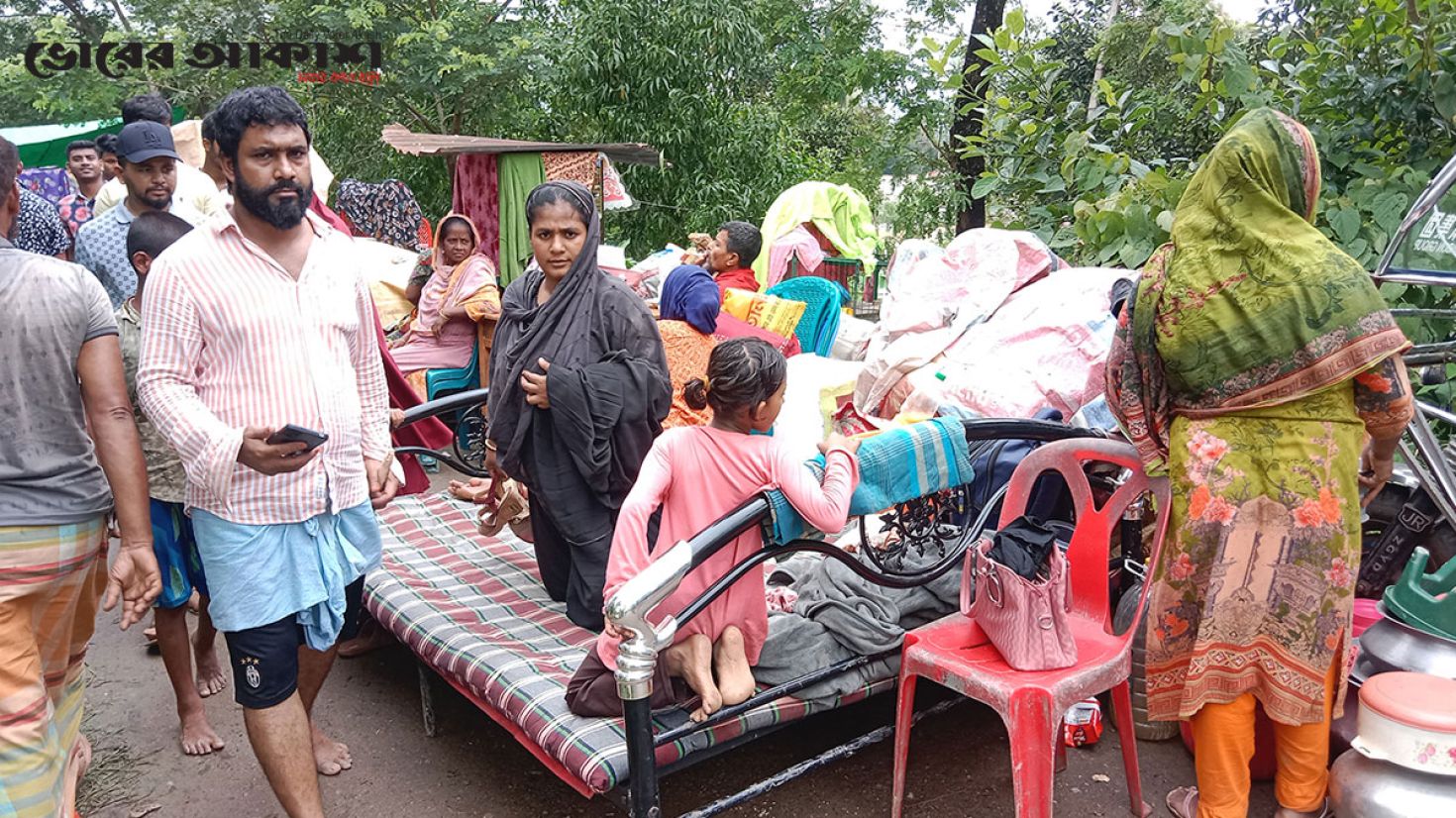 গোমতী নদীর বাঁধে ভাঙন, খোলা আকাশের নিচে হাজারো মানুষ