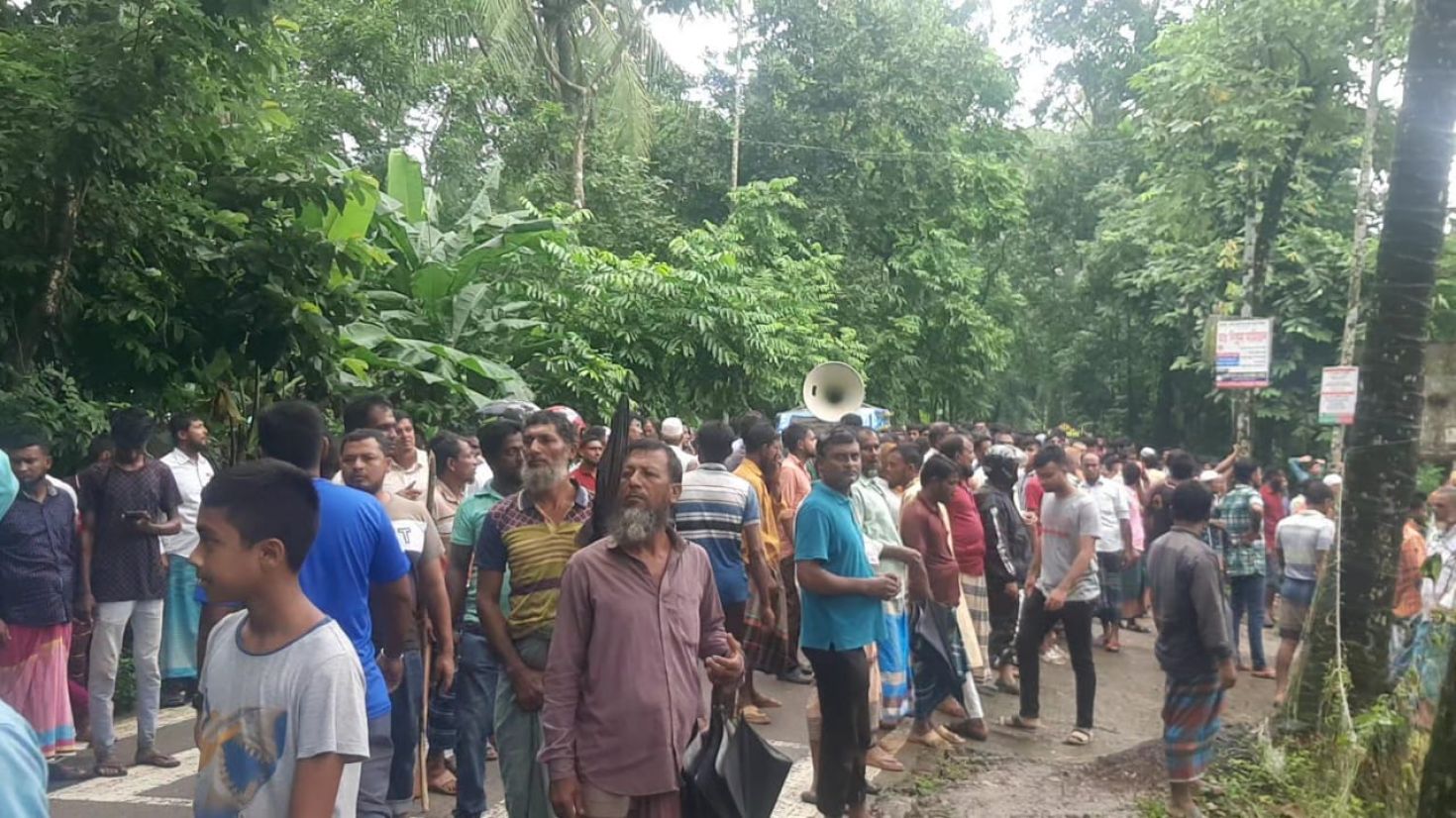 ইউপি চেয়ারম্যান'র অপসারণ চেয়ে বিক্ষোভ মিছিল, হামলা লুটপাট